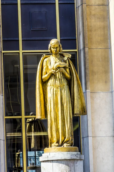 Gouden standbeeld in het Trocadero — Stockfoto