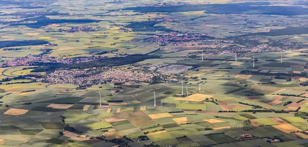 Landschaft mit Windkraftanlagen — Stockfoto