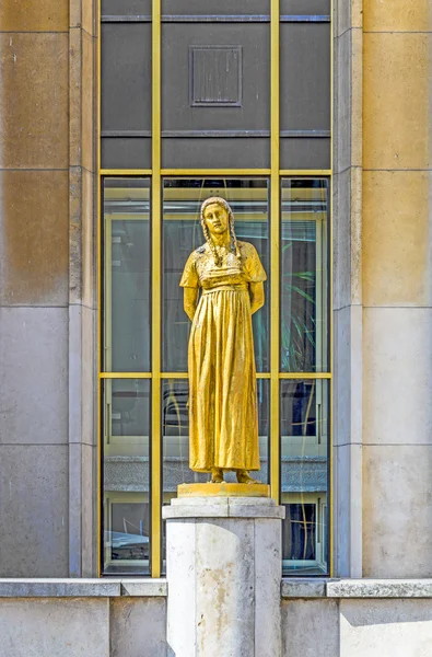 Estatua de oro en Trocadero —  Fotos de Stock