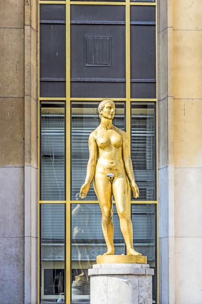 Golden statue at Trocadero — Stock Photo, Image