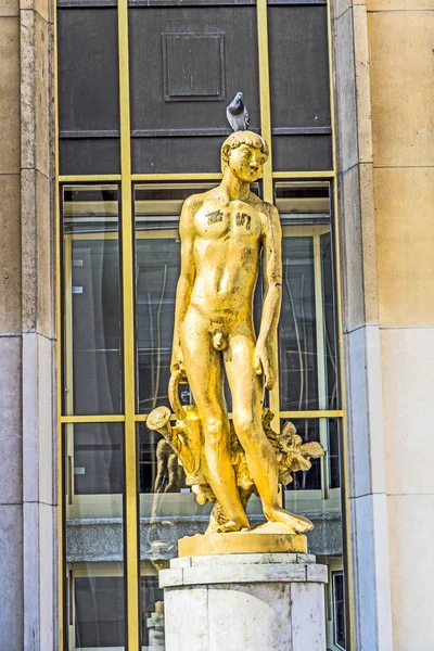 Gouden standbeeld in het Trocadero — Stockfoto