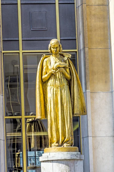 Estatua de oro en Trocadero — Foto de Stock