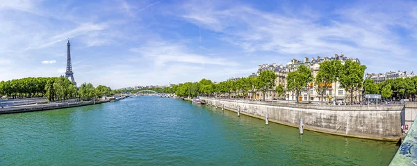 Párizs, Eiffel-torony - a Szajna folyó és a residentia kilátással — Stock Fotó