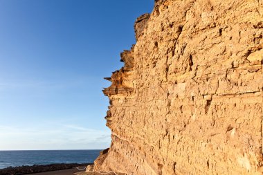 Felsen mit gesteinsschichten