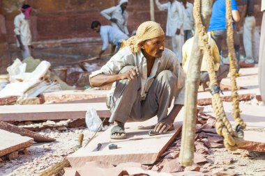 işçi kumtaşı kırmızı kale yenileme için hazırlar. 