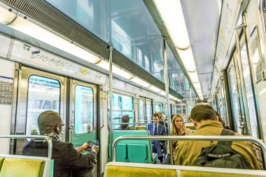 turistler ve yerliler için Paris Metro trenine