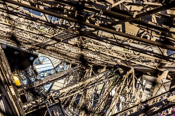 Vista abstrata dos detalhes da Torre Eiffel em Paris, França — Fotografia de Stock