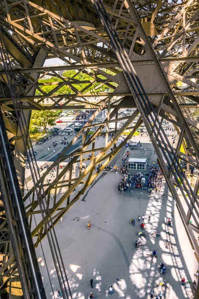 People wait for the lift at the southern tower of the Eiffel tow — Stock Photo, Image