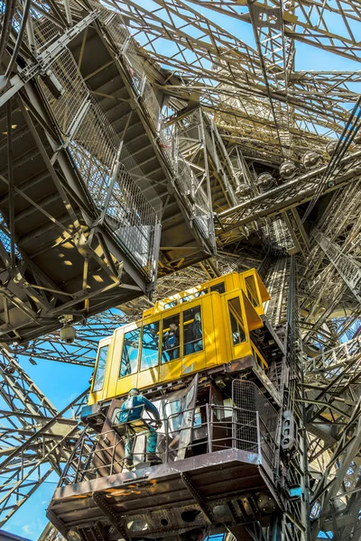 Personas en el ascensor en la torre sur de la torre Eiffel —  Fotos de Stock