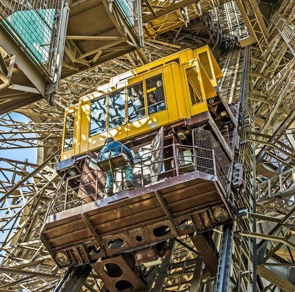 Personas en el ascensor en la torre sur de la torre Eiffel — Foto de Stock