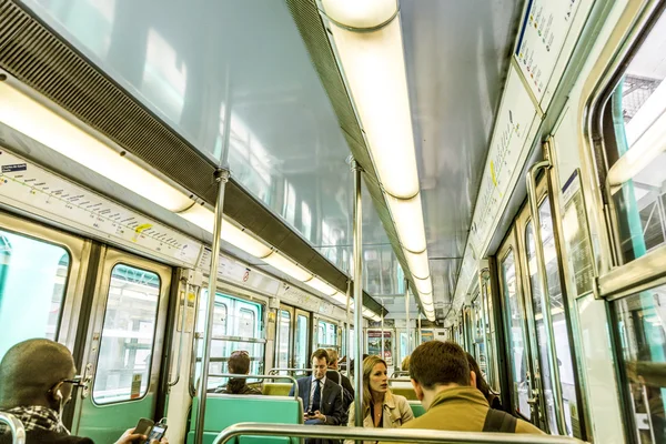 Turistas e moradores em um trem de metrô em Paris — Fotografia de Stock