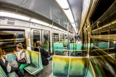 turistler ve yerliler için Paris Metro trenine