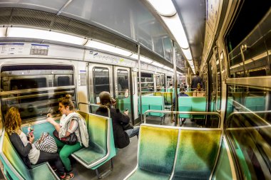 turistler ve yerliler için Paris Metro trenine