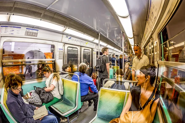 Turisti e gente del posto su un treno della metropolitana a Parigi — Foto Stock