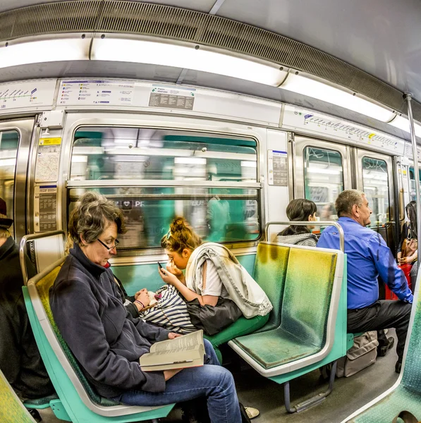 Turistas e moradores em um trem de metrô em Paris — Fotografia de Stock