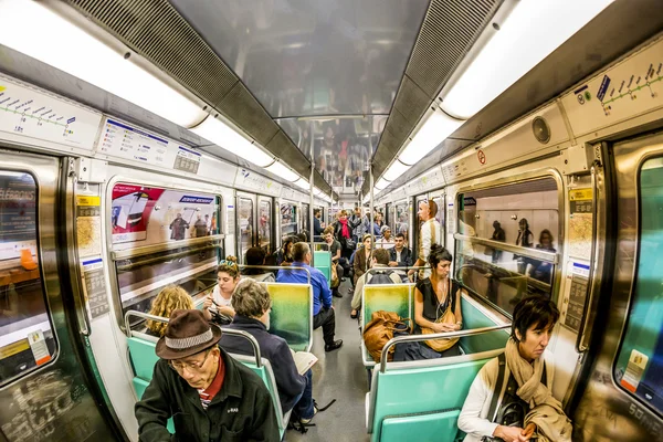 Turistas e moradores em um trem de metrô em Paris — Fotografia de Stock