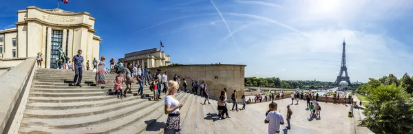 Mensen bezoeken de trocadero, palais de chaillot — Stockfoto
