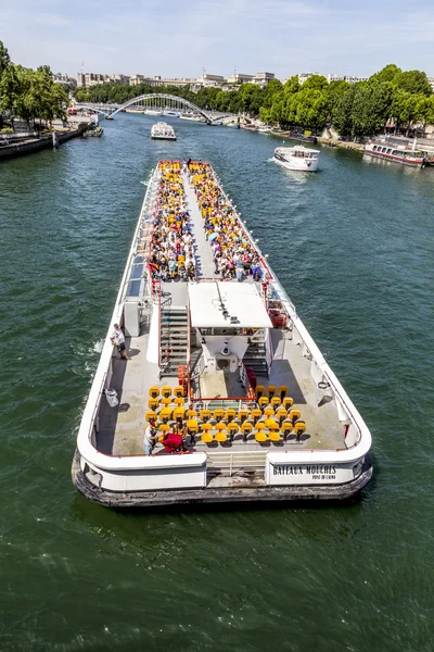 Människor njuta av en båttur på floden seine i paris — Stockfoto