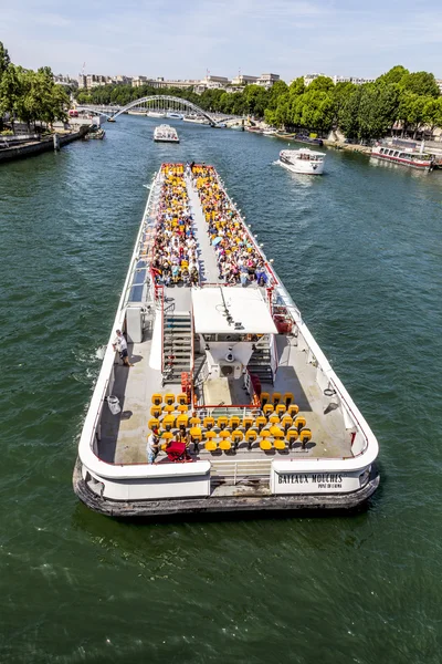 Людям подобається човні по річки Сени у Парижі — стокове фото
