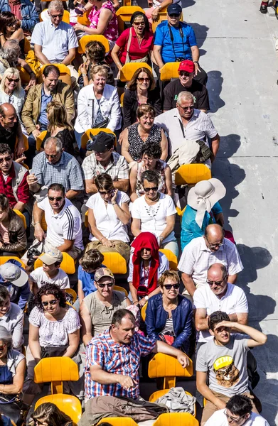 Les gens profitent de la promenade en bateau sur la Seine à Paris — Photo