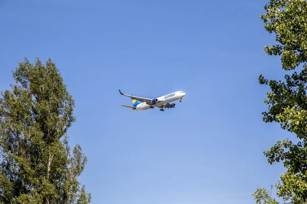 Condor flygplan d-abuh i landning inflygning på frankfurt rhein ma — Stockfoto