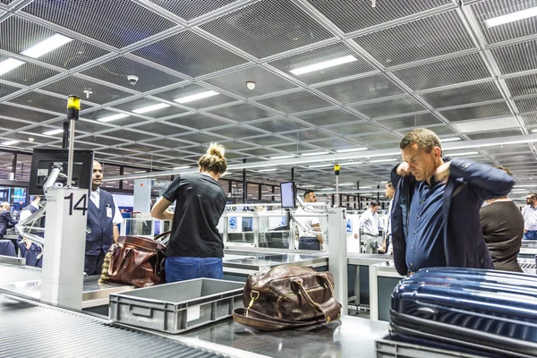 Pessoas em verificação de segurança no aeroporto internacional de Frankfurt — Fotografia de Stock