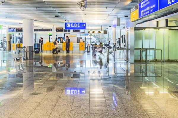 Mensen op de luchthaven in de avond in frankfurt, Duitsland — Stockfoto