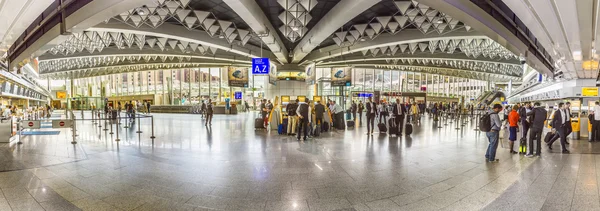 Menschen am Flughafen am Abend in Frankfurt — Stockfoto