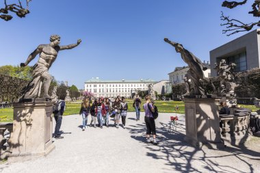salzburg mirabell bahçeleri parkta ziyaret edenler terk