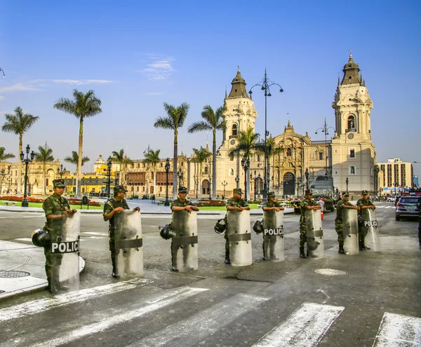 Kilátás nyílik a székesegyház egyház és a fő tér lima — Stock Fotó