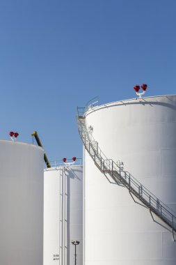 tank sahası demir merdiven ile beyaz tankları  