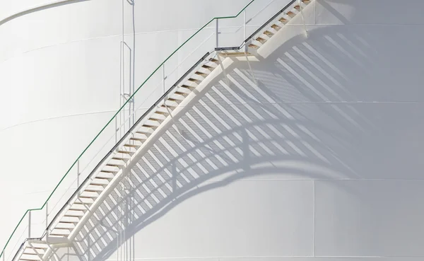 Λευκό δεξαμενές σε δεξαμενή αγρόκτημα με σιδερένια σκάλα — Φωτογραφία Αρχείου