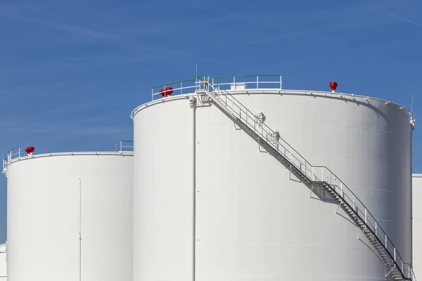 White tanks in tank farm with iron staircase — Stock Photo, Image