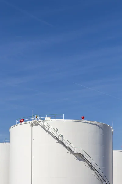 Weiße Tanks in Tanklager mit Eisentreppe — Stockfoto