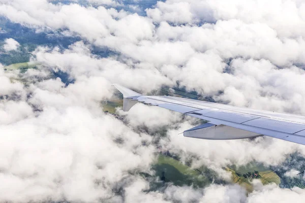 Ala de um avião acima das nuvens — Fotografia de Stock