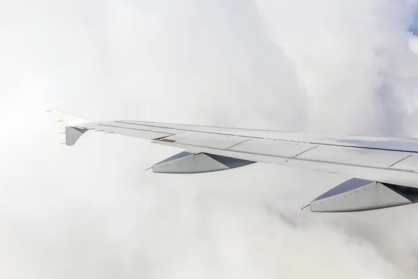 Πτέρυγα του ένα αεροπλάνο πάνω από τα σύννεφα — Φωτογραφία Αρχείου