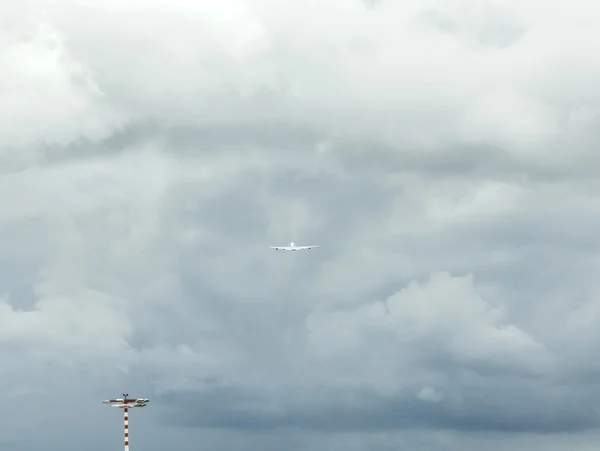 Avions dans les nuages après le décollage — Photo