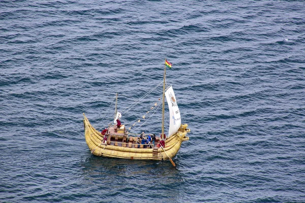 Replica of old incan bamboo and reed ship named NTI WATA in Puno — Stok fotoğraf