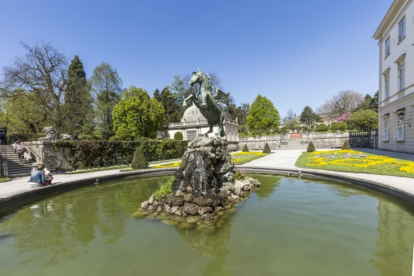 Estatua de caballo de bronce en la fuente de los jardines de Mirabell — Foto de Stock