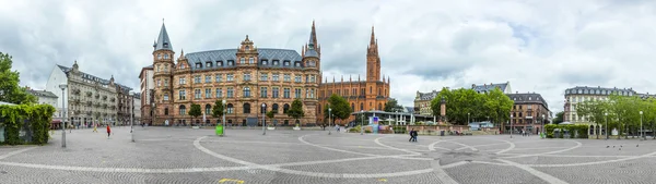 Ayuntamiento Wiesbaden, en el fondo un campanario del Marktkir — Foto de Stock