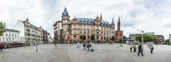 Town hall Wiesbaden, in the background a steeple of the Marktkir — 图库照片