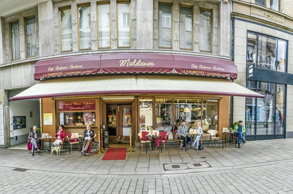 As pessoas gostam de se sentar no famoso café Maldaner em Wiesbaden — Fotografia de Stock