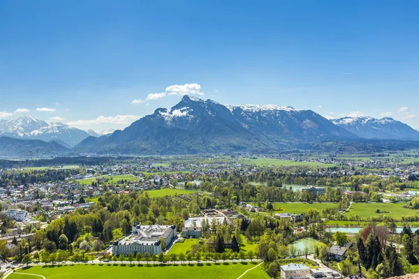 Vista para Salzburgo a partir do castelo Hohensalzburg e os alpes — Fotografia de Stock