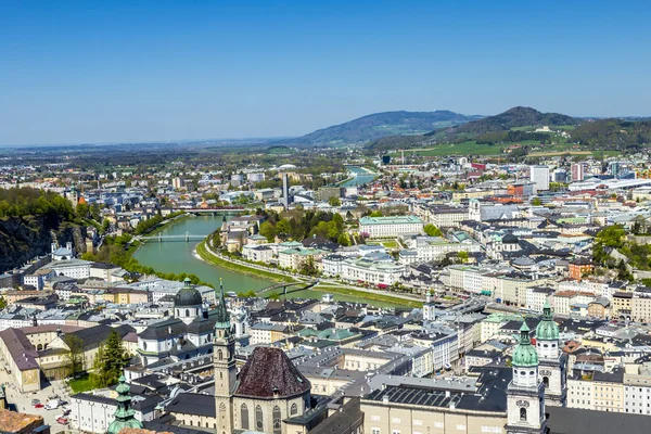 Visa gamla staden Salzburg från slottet Hohensalzburg — Stockfoto