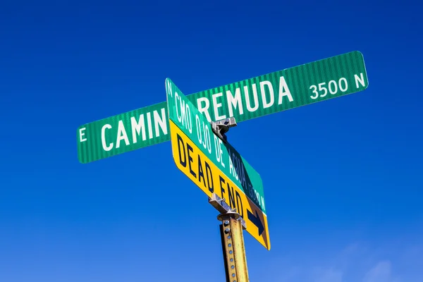 Street names on green signs under blue sky in Tuscon — Stock Photo, Image