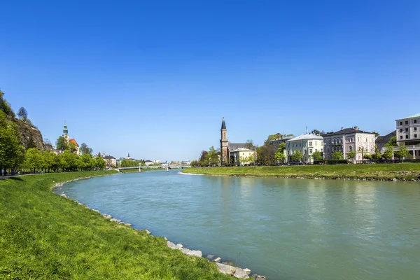 Krásný výhled na panorama Salzburg a řeka Salzach — Stock fotografie