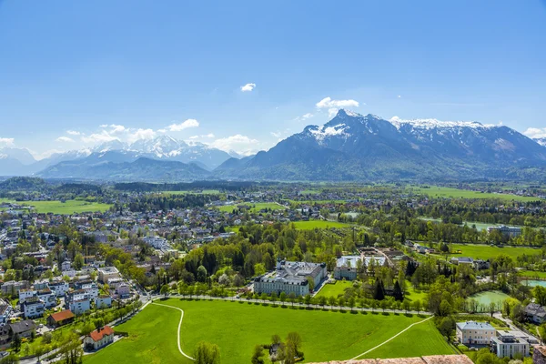 Vista para a cidade velha de Salzburgo a partir do castelo Hohensalzburg — Fotografia de Stock