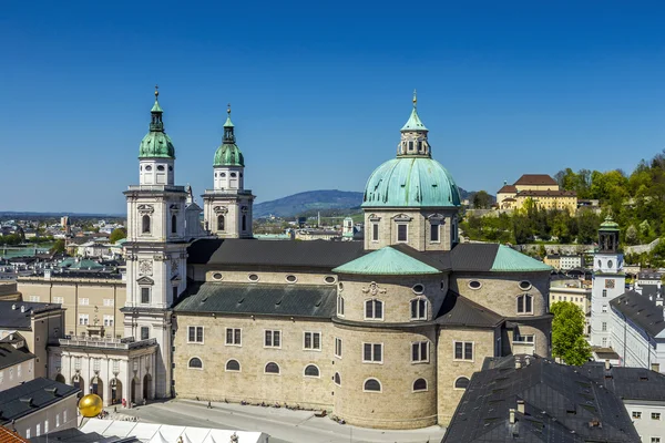Uitzicht op de oude stad en de katheder van Salzburg — Stockfoto