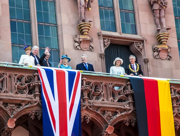 Koningin Elizabeth begroet het publiek vanaf het balkon — Stockfoto