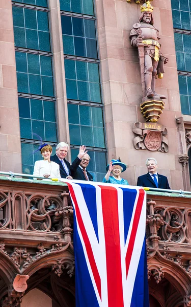 Koningin Elizabeth begroet het publiek vanaf het balkon — Stockfoto